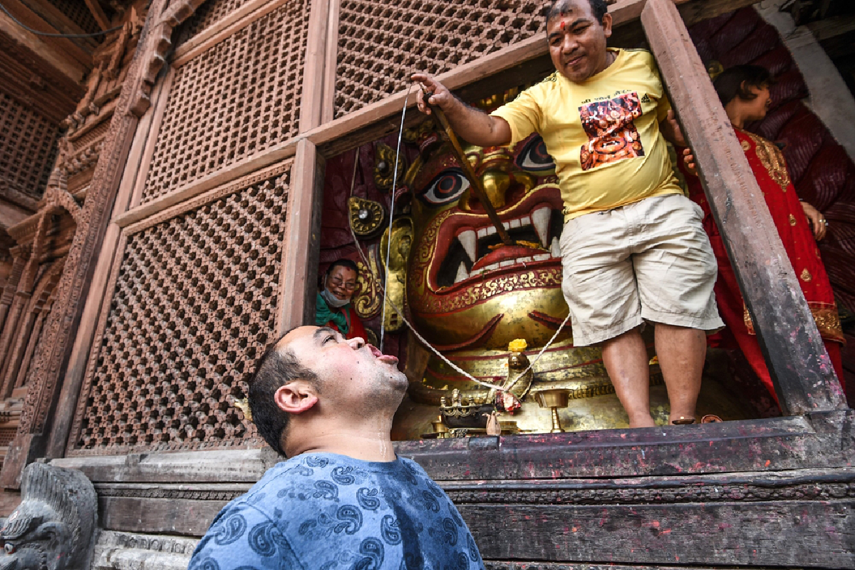 เหล้าจากพระเจ้า เนปาลดื่มเมรัยจากเทวรูปพระไภรวะ