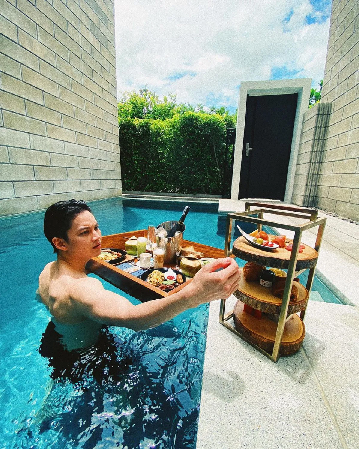  “กอล์ฟ พิชญะ” โชว์สวีตแฟนสาว “แอนนี่”  จุ๊บกันที่สระน้ำหวานๆ หัวใจพองโต