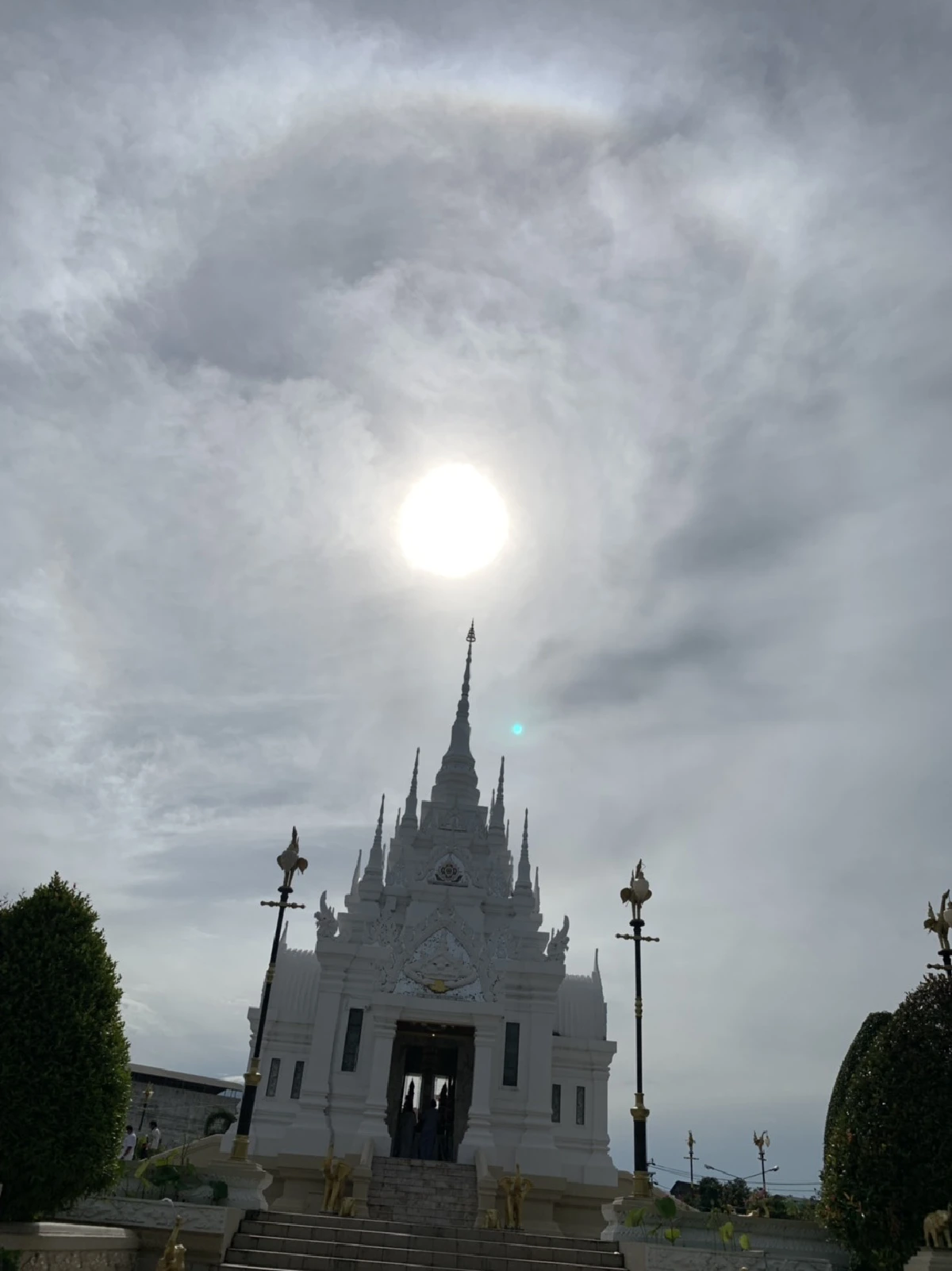 ทึ่ง!เกิดอาทิตย์ทรงกลดเหนือศาลหลักเมืองขณะทำพิธีบวงสรวง