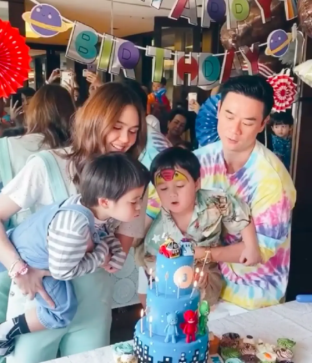 "แม่ชม-พ่อน็อต" จัดปาร์ตี้ฉลองวันเกิดให้ “น้องสายฟ้า-น้องพายุ” อายุครบ 3 ขวบอย่างอบอุ่น 