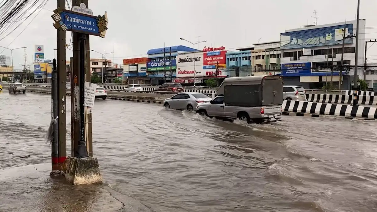 ฝนถล่มเมืองขอนแก่นน้ำท่วมหลายพื้นที่รถติดยาวกว่า 2 กม.