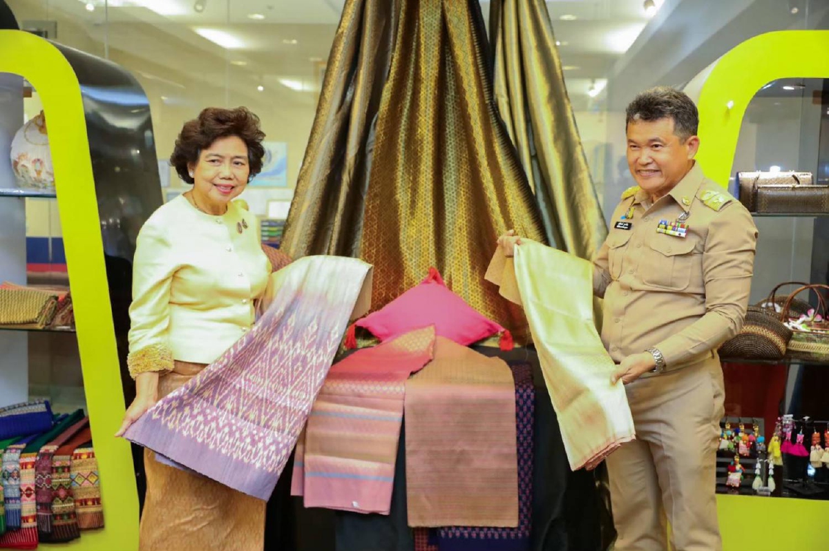 พช.ยกทัพสินค้าโอทอปทั่วไทยมาขายบนห้างดังใจกลางเมือง พช.ยกทัพสินค้าโอทอปทั่วไทยมาขายบนห้างดังใจกลางเมือง
