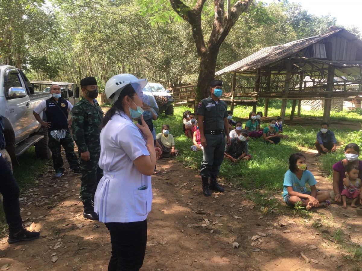 แตกตื่น!พบชายชาวเมียนมานอนหมดสติกลางถนนเช็คโควิดจ้าละหวั่น