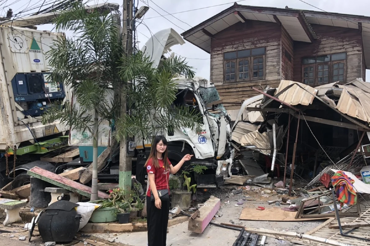 รถบรรทุกพ่วงชนยับร้านลาบชื่อดังเจ้าของรอดตายปาฎิหาริย์