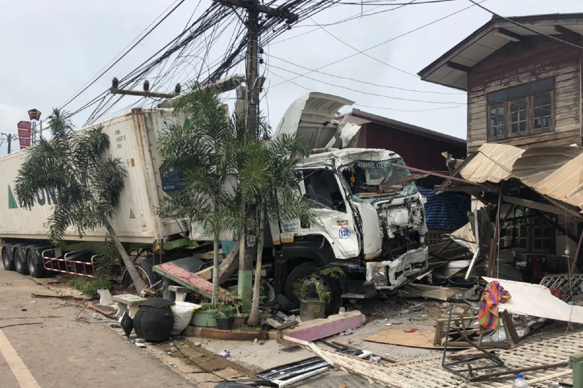 รถบรรทุกพ่วงชนยับร้านลาบชื่อดังเจ้าของรอดตายปาฎิหาริย์