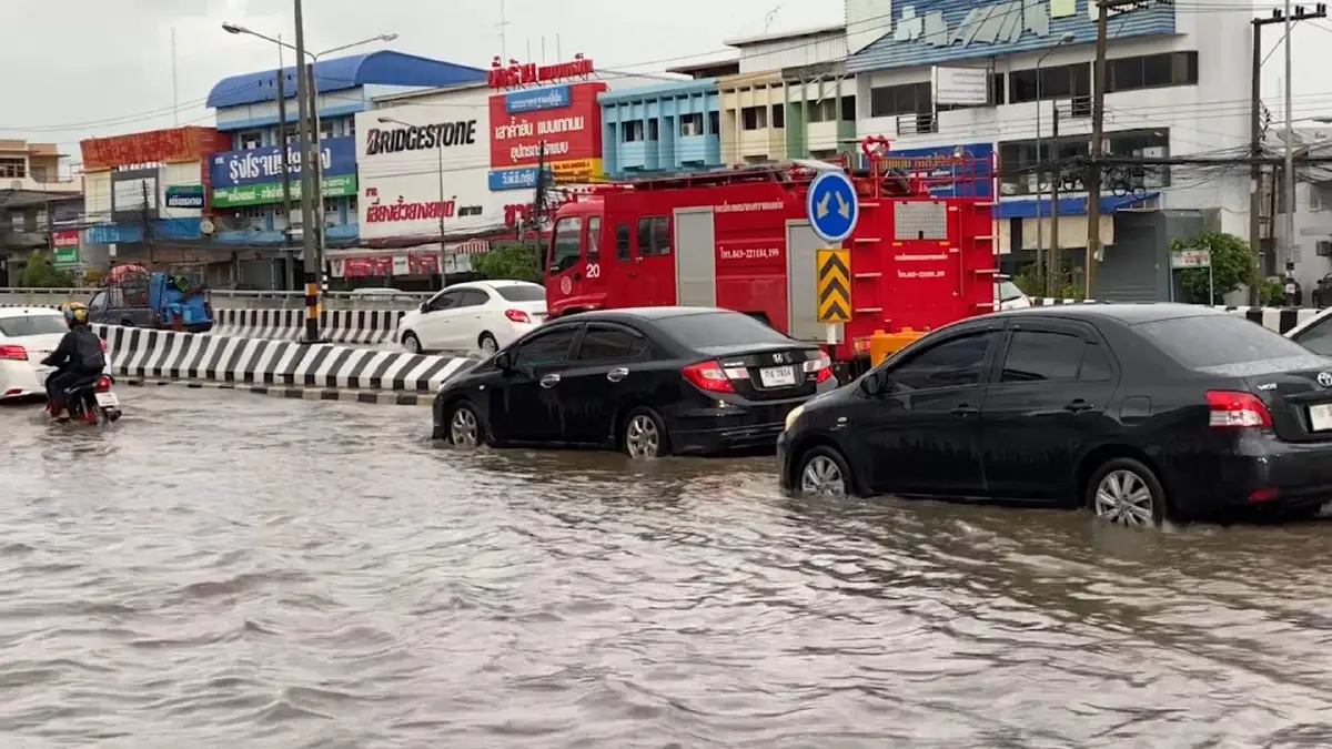 ฝนถล่มเมืองขอนแก่นน้ำท่วมหลายพื้นที่รถติดยาวกว่า 2 กม.