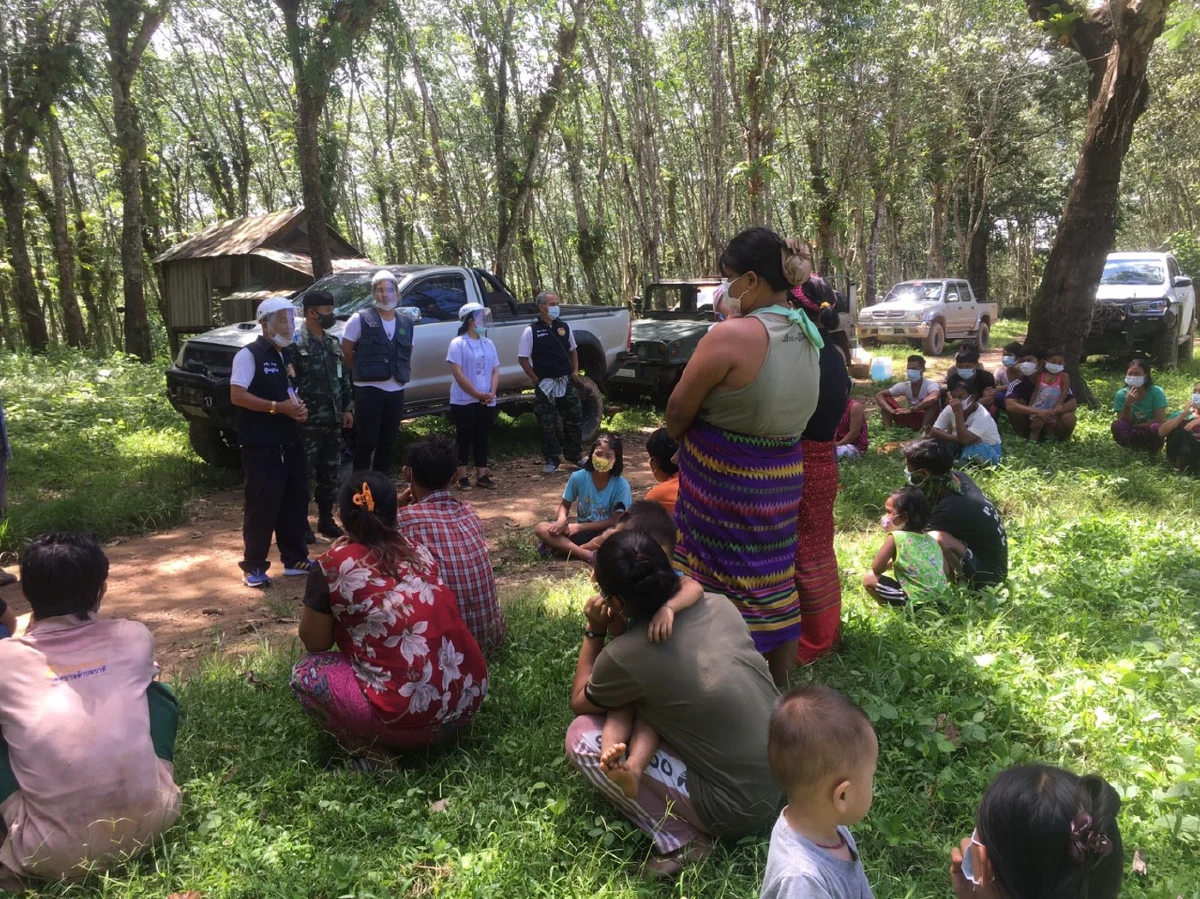 แตกตื่น!พบชายชาวเมียนมานอนหมดสติกลางถนนเช็คโควิดจ้าละหวั่น