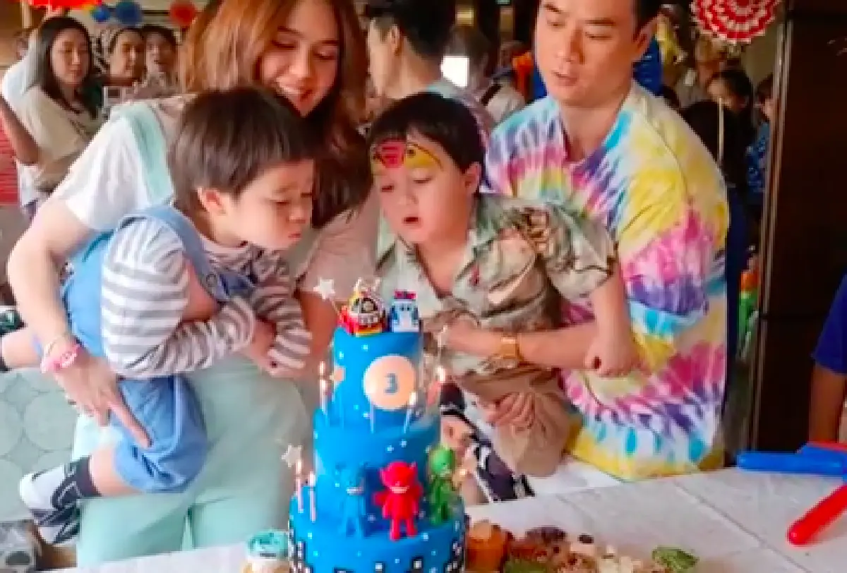 "แม่ชม-พ่อน็อต" จัดปาร์ตี้ฉลองวันเกิดให้ “น้องสายฟ้า-น้องพายุ” อายุครบ 3 ขวบอย่างอบอุ่น 