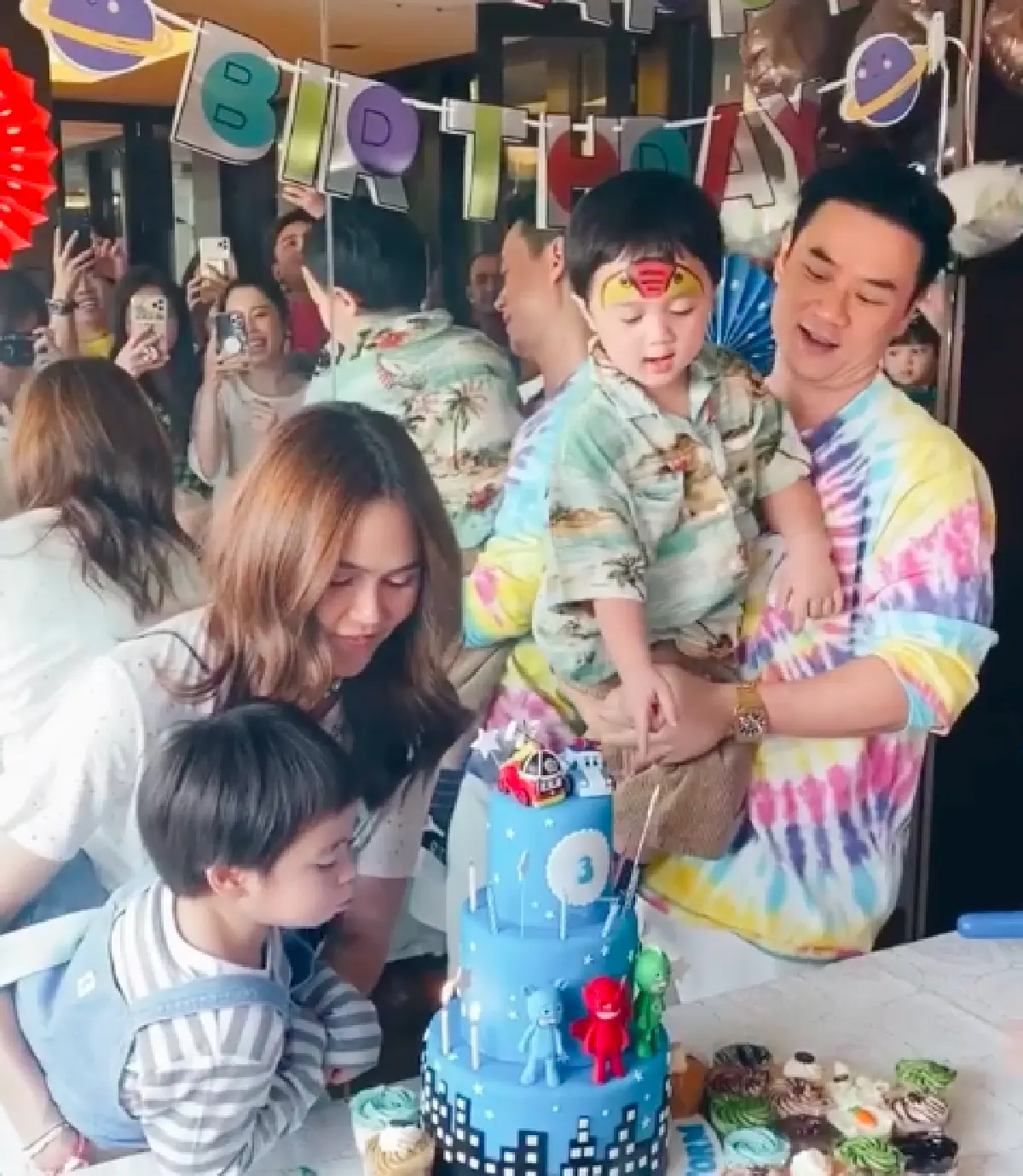 "แม่ชม-พ่อน็อต" จัดปาร์ตี้ฉลองวันเกิดให้ “น้องสายฟ้า-น้องพายุ” อายุครบ 3 ขวบอย่างอบอุ่น 
