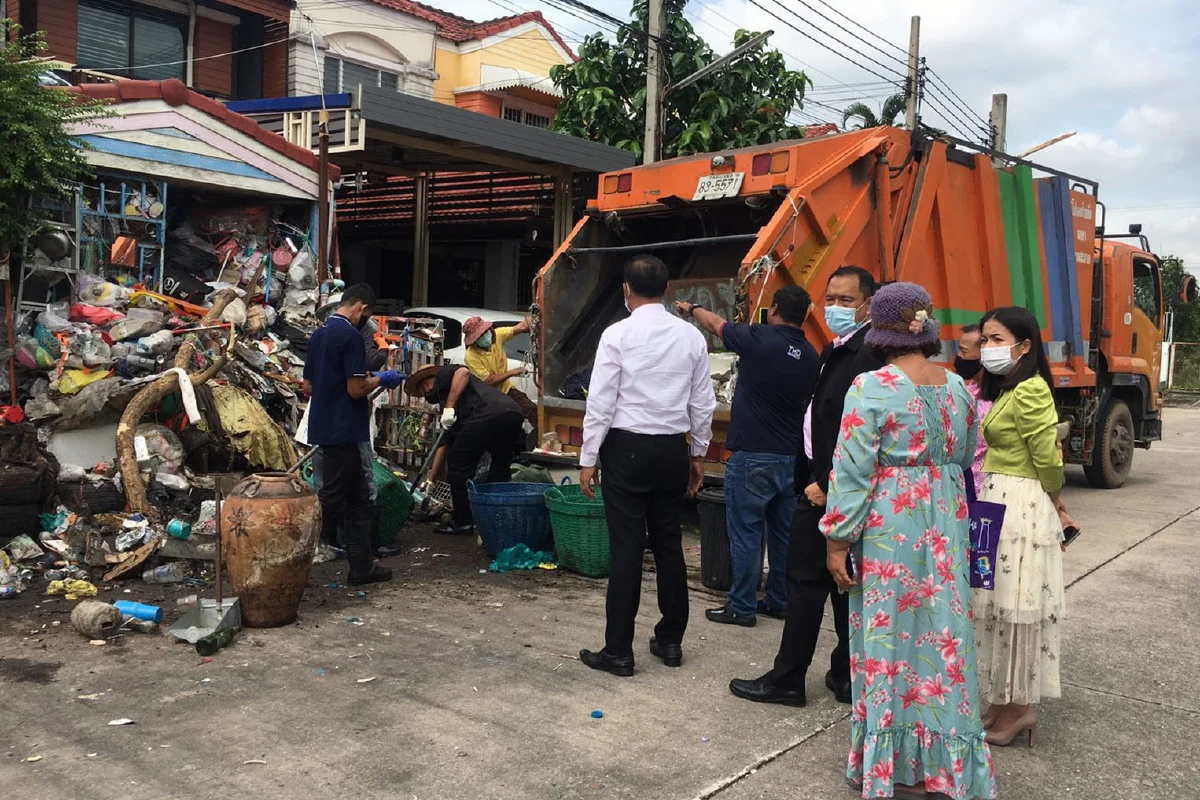 จนท.เร่งเก็บขยะ 10 ตันออกจากบ้านกองสูงท่วมหลังคาส่งกลิ่นเหม็นโฉ่