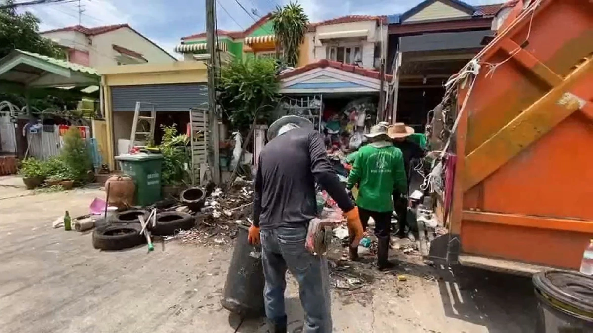 จนท.เร่งเก็บขยะ 10 ตันออกจากบ้านกองสูงท่วมหลังคาส่งกลิ่นเหม็นโฉ่