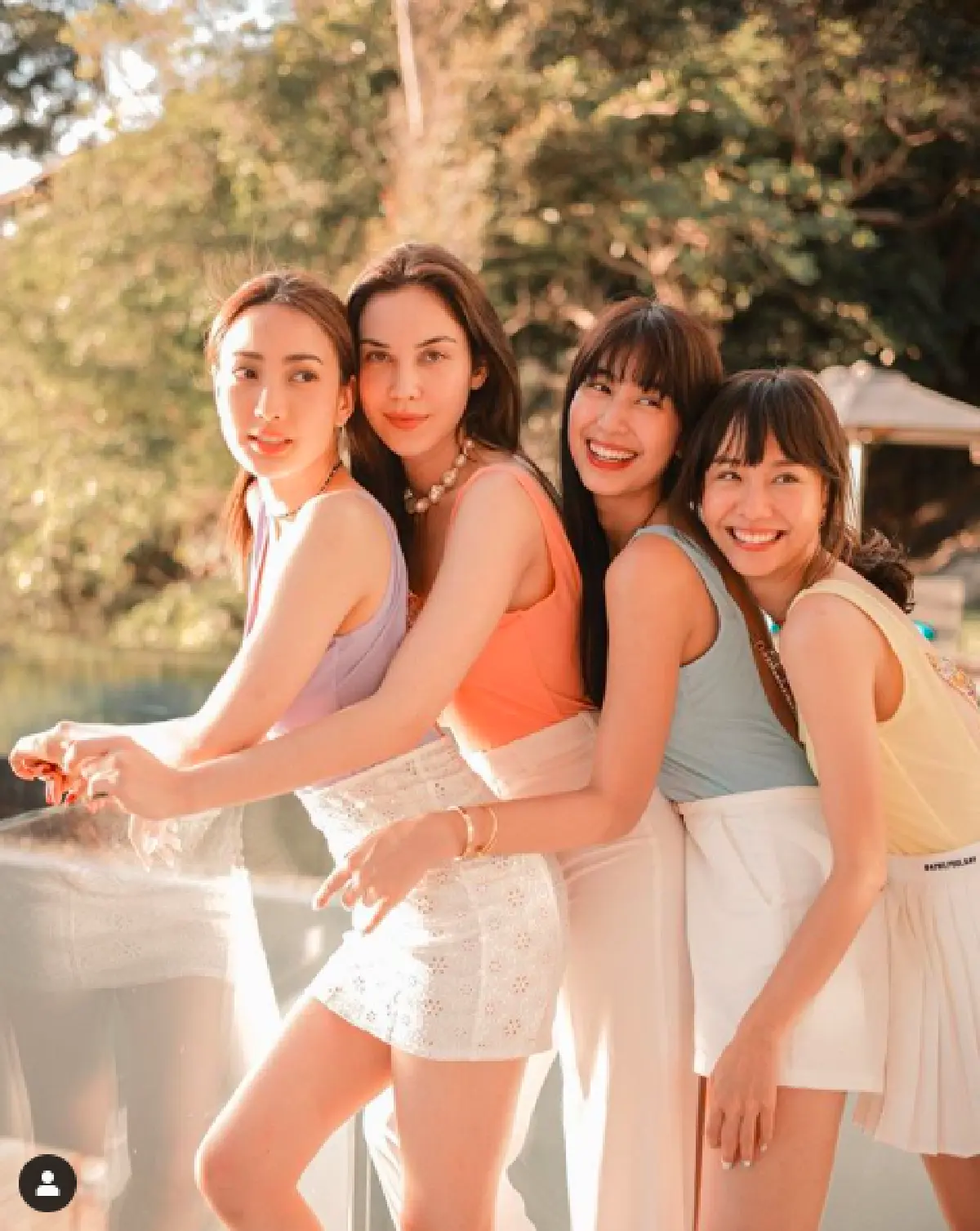 5 สาวแก็งเฟอร์บี้แท็กทีมควงหวานใจเที่ยวทะเลกันอย่างสนุกสนาน