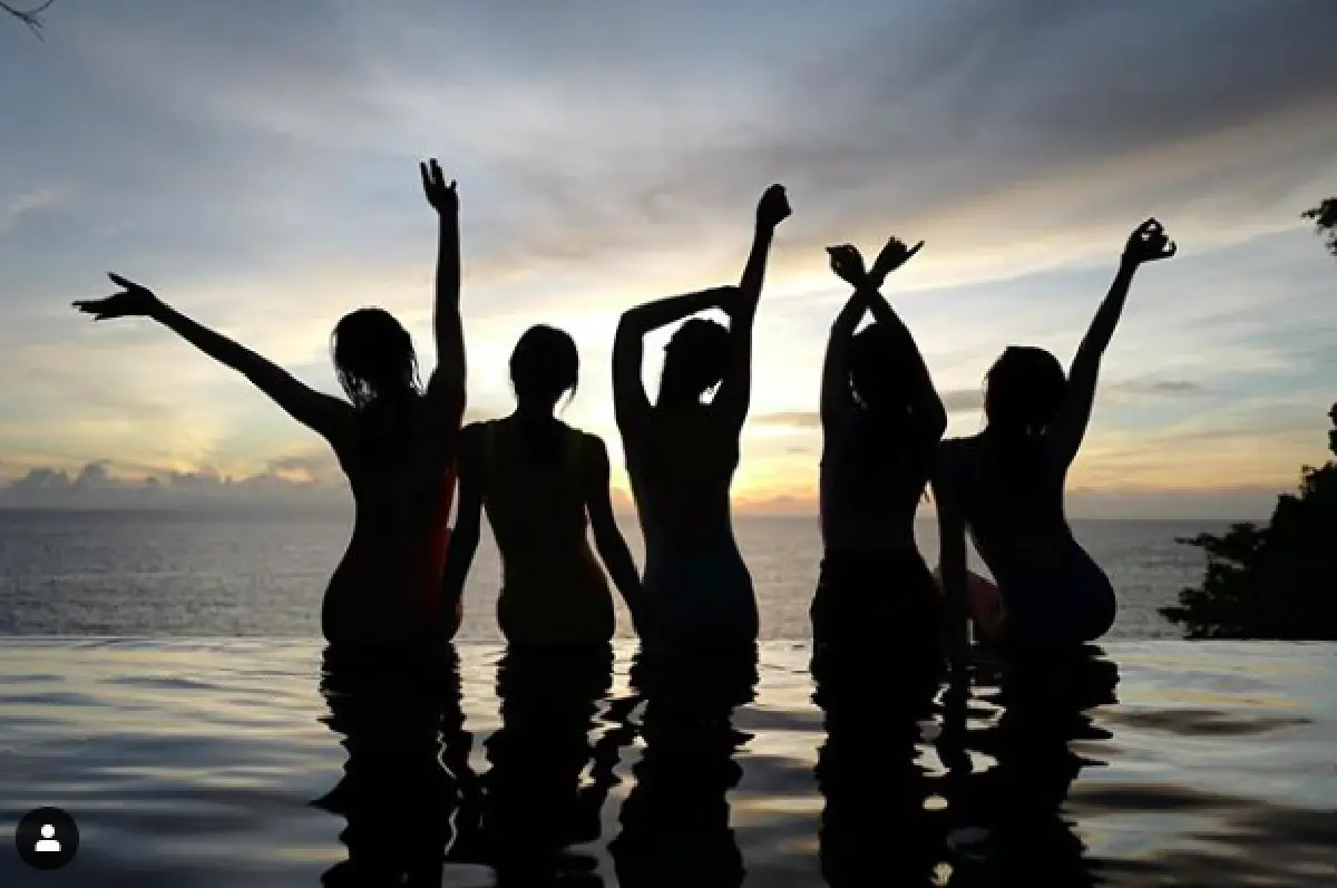 5 สาวแก็งเฟอร์บี้แท็กทีมควงหวานใจเที่ยวทะเลกันอย่างสนุกสนาน