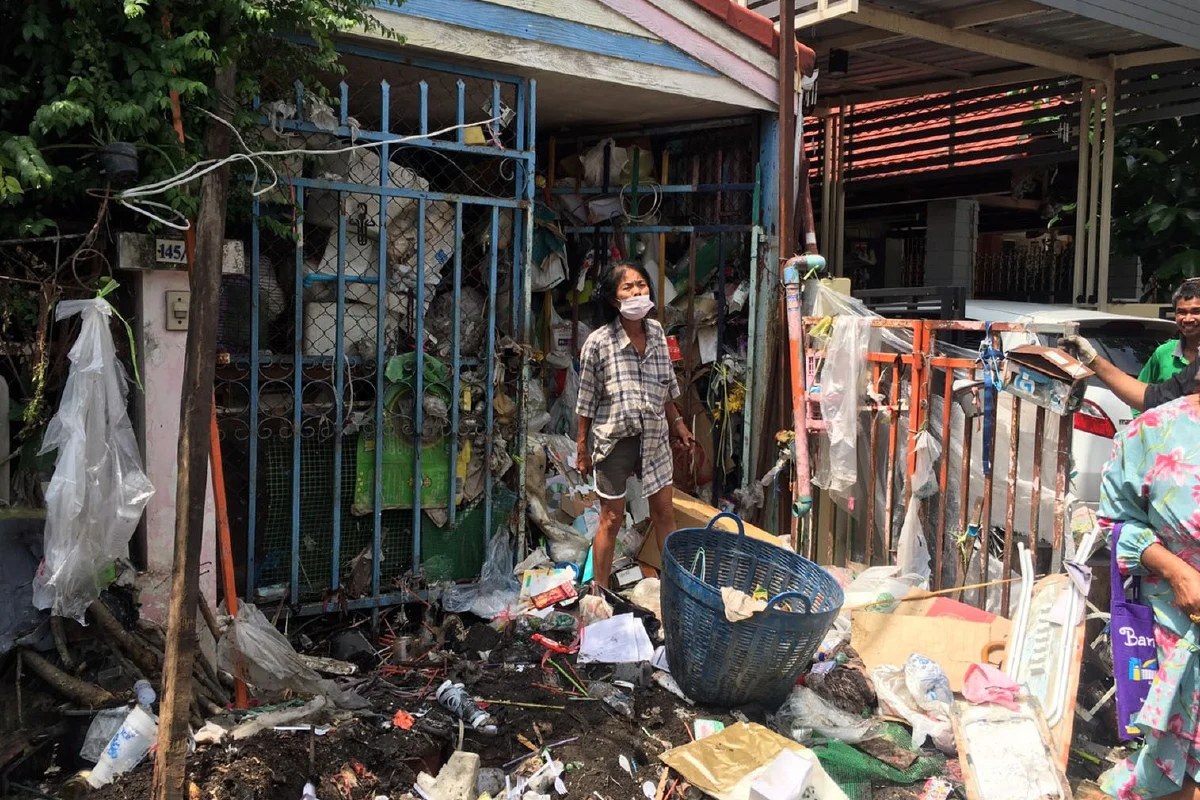 จนท.เร่งเก็บขยะ 10 ตันออกจากบ้านกองสูงท่วมหลังคาส่งกลิ่นเหม็นโฉ่