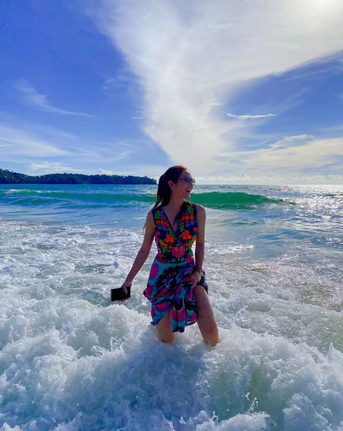 นานๆ เห็นที  “แอฟ ทักษอร” อวดต้นขา-เรียวขายาว โชว์ผิวขาวสะท้อนแดด