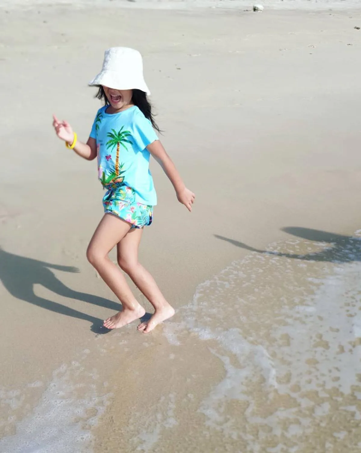 นานๆ เห็นที  “แอฟ ทักษอร” อวดต้นขา-เรียวขายาว โชว์ผิวขาวสะท้อนแดด