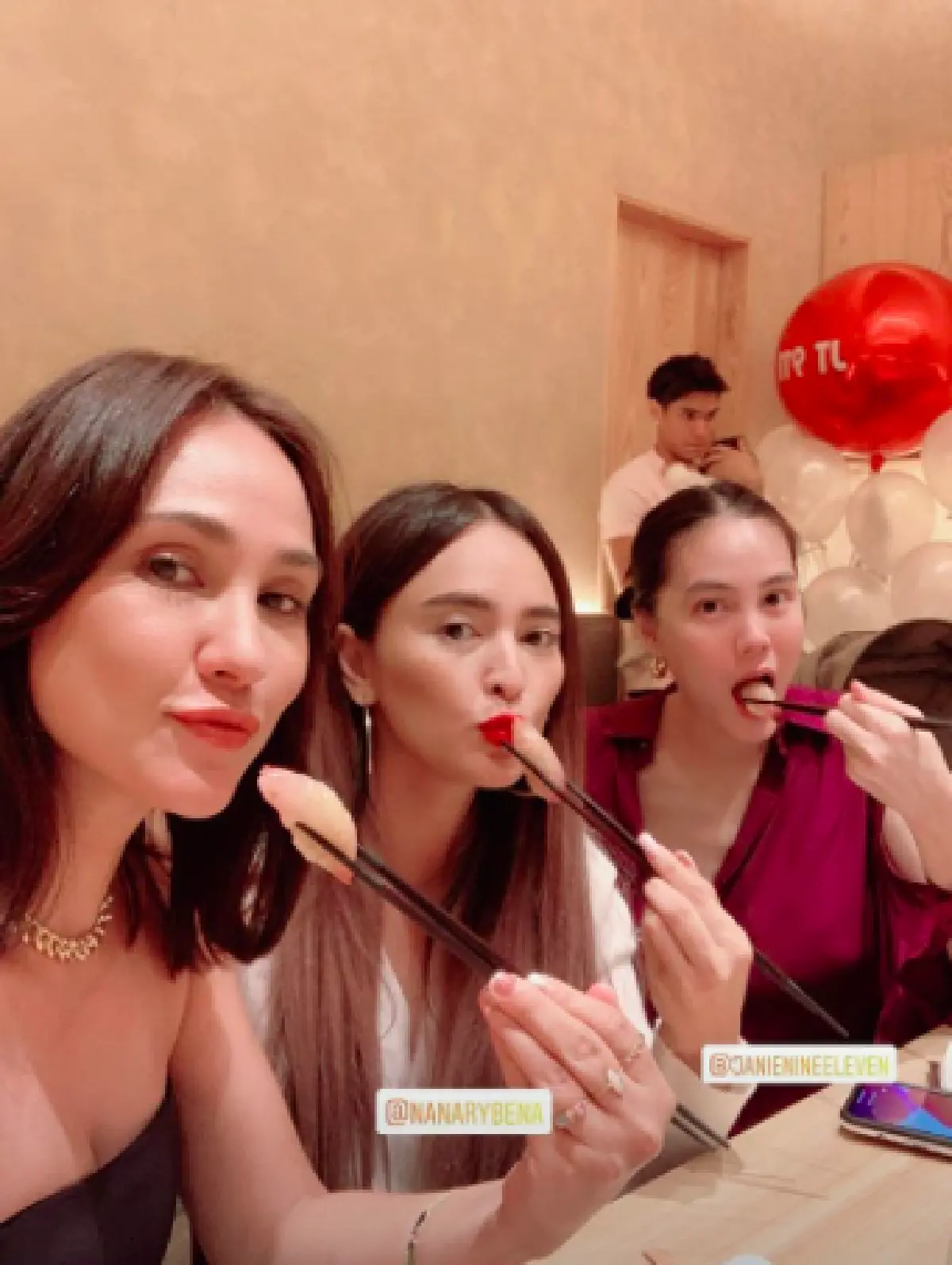 "แก๊งนางฟ้า" รวมตัวดินเนอร์ จัดฉลองวันเกิดอายุ 39 ปีให้ "เจนี่" ล่วงหน้า