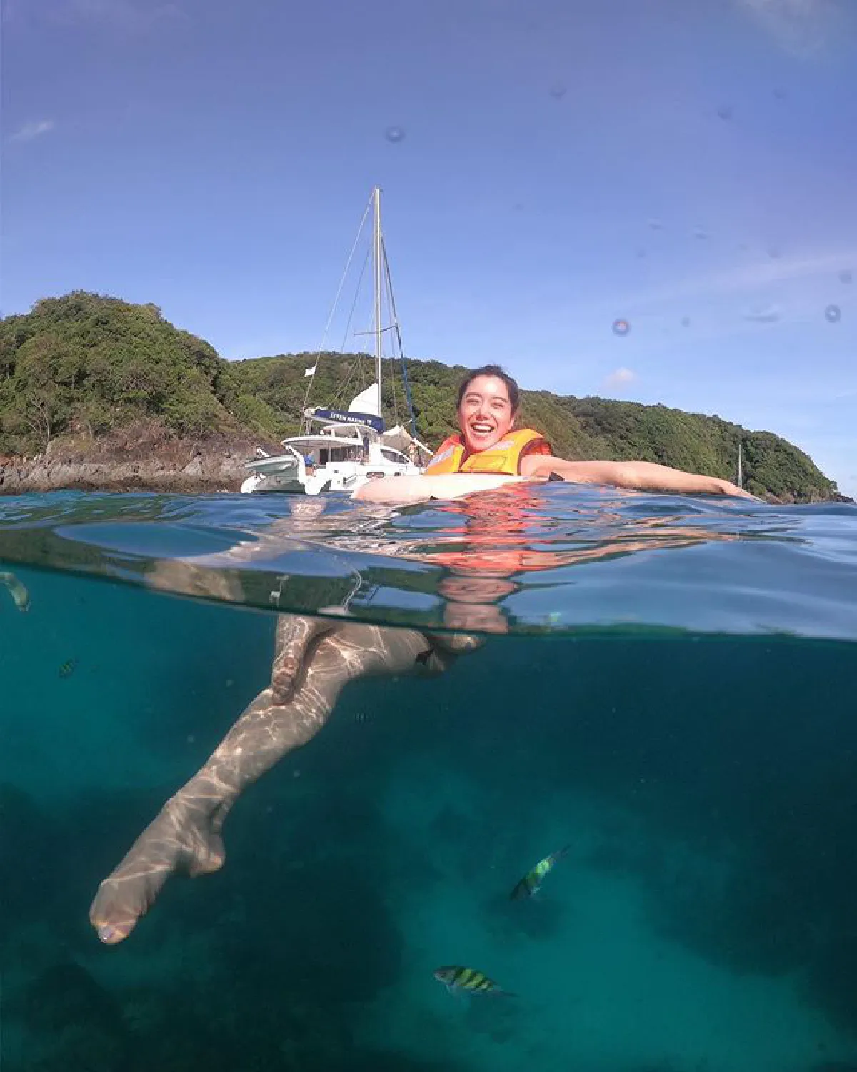 ไอซ์ อภิษฎา เล่นเซิร์ฟบอร์ดอวดลีลาสุดพลิ้วกลางทะเล (คลิป)