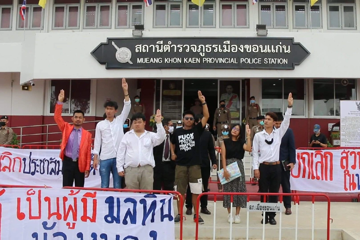 แจ้งข้อหาไม่ยุติธรรม"เพนกวิน"เผาหมายเรียกก่อนรับทราบข้อหา