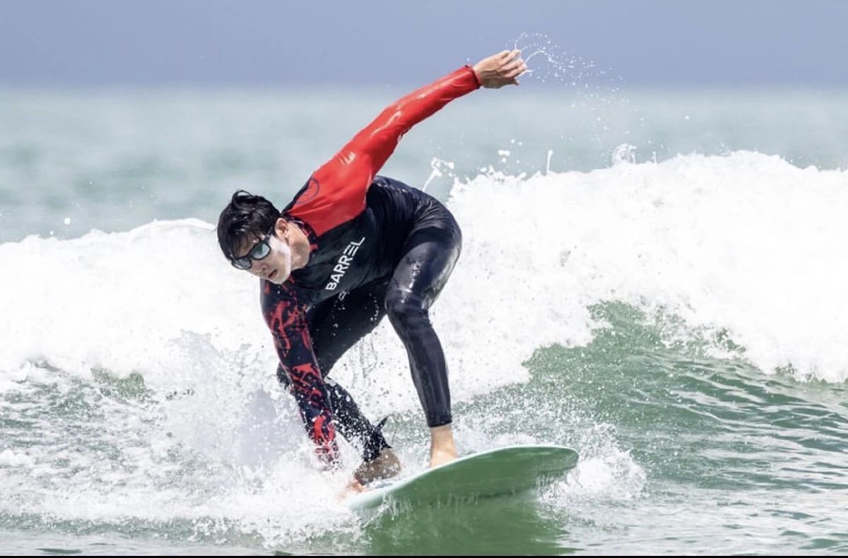 หล่อทะลุครีมกันแดด! สน ยุกต์ เล่นเซิร์ฟโต้คลื่น..จัดเต็มความเท่ริมทะเล