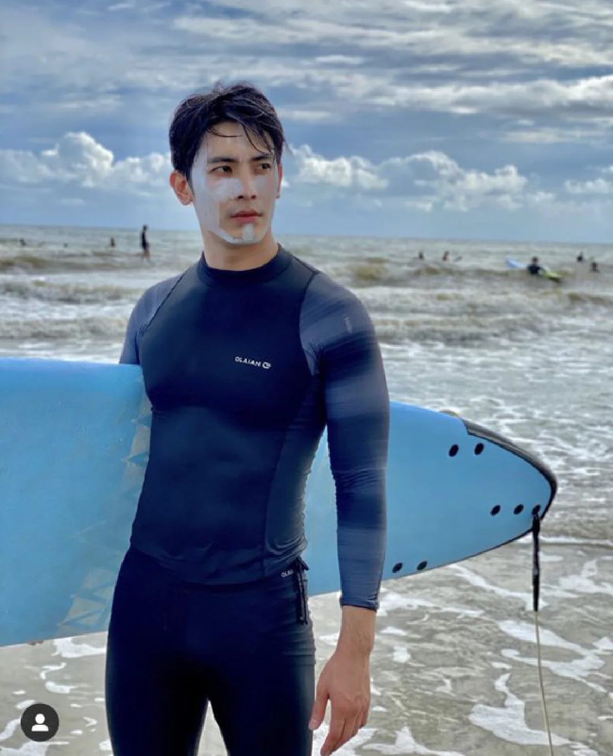 หล่อทะลุครีมกันแดด! สน ยุกต์ เล่นเซิร์ฟโต้คลื่น..จัดเต็มความเท่ริมทะเล