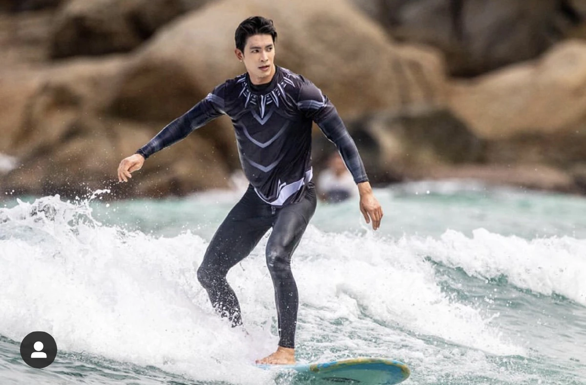 หล่อทะลุครีมกันแดด! สน ยุกต์ เล่นเซิร์ฟโต้คลื่น..จัดเต็มความเท่ริมทะเล