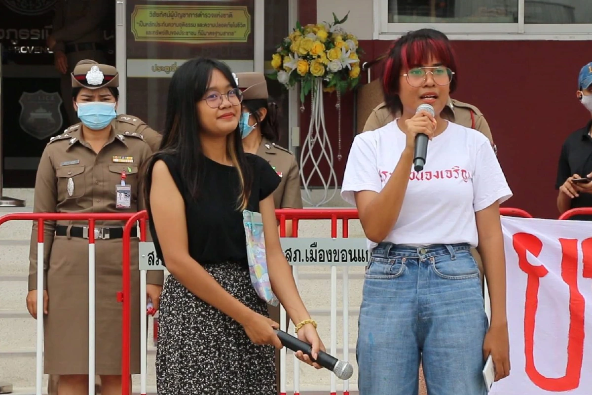 แจ้งข้อหาไม่ยุติธรรม"เพนกวิน"เผาหมายเรียกก่อนรับทราบข้อหา