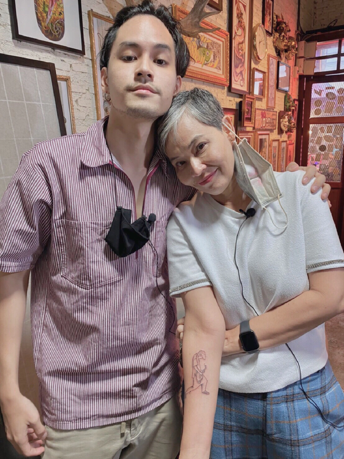 อย่างเฟี้ยว! เก้า จิรายุ พาคุณแม่ก้อย สักแขนครั้งแรกในชีวิตตอนอายุ 52 ปี