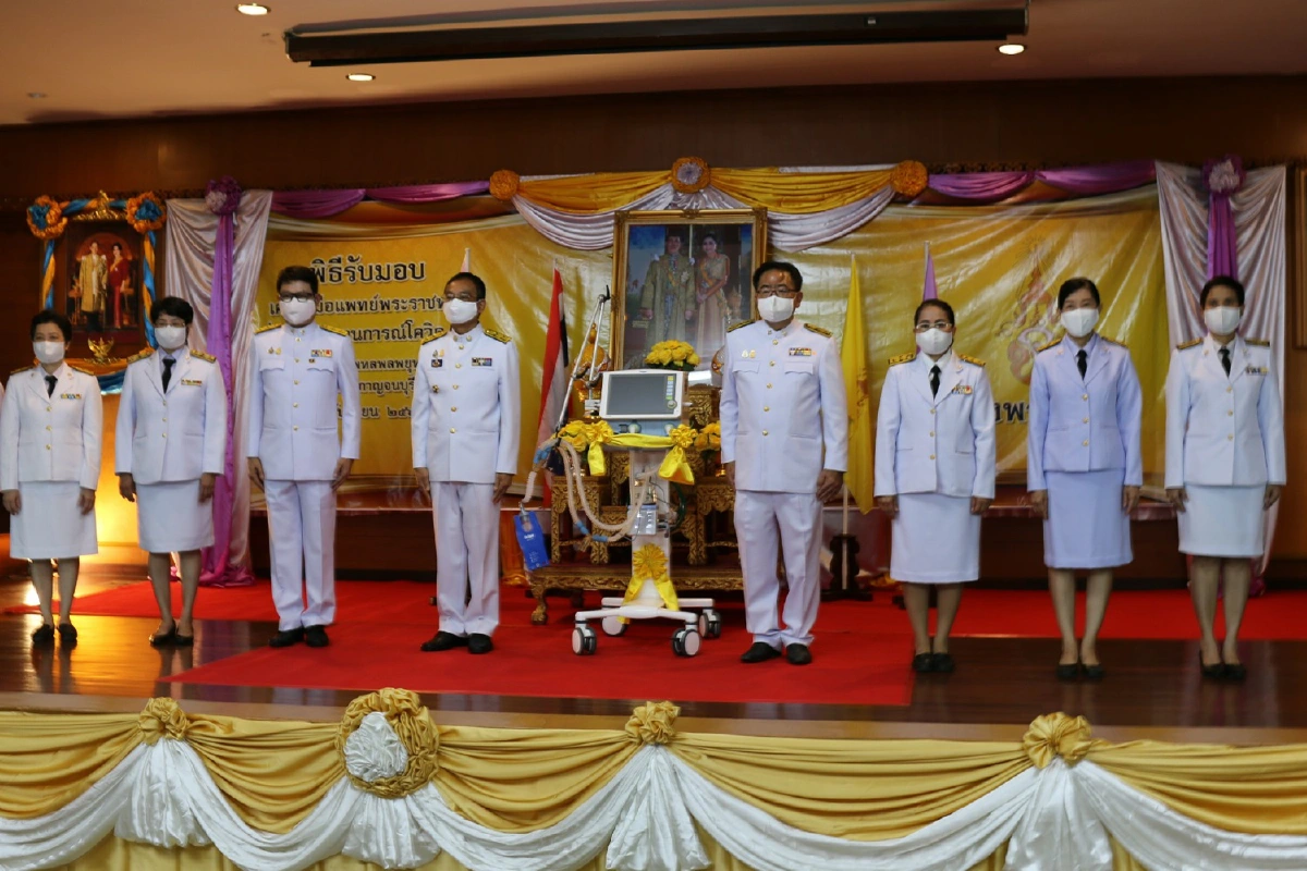 ในหลวง-พระราชินีพระราชทานเครื่องช่วยหายใจรักษาผู้ป่วยโควิด-19