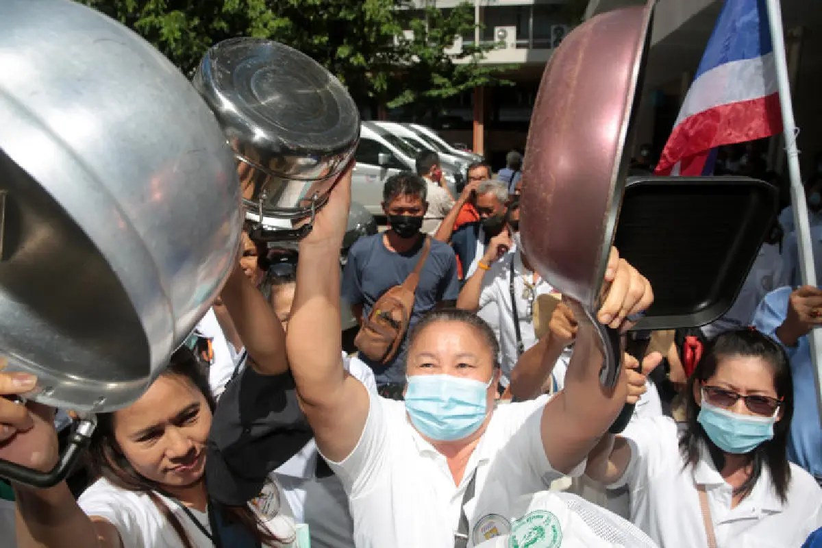 ผู้ค้าหาบเร่แผงลอยร้องนายกฯปลดผู้ว่าฯอัศวิน