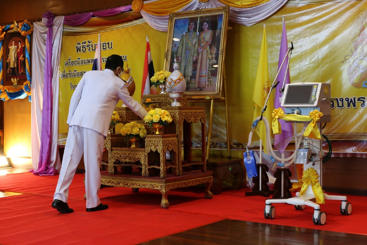 ในหลวง-พระราชินีพระราชทานเครื่องช่วยหายใจรักษาผู้ป่วยโควิด-19