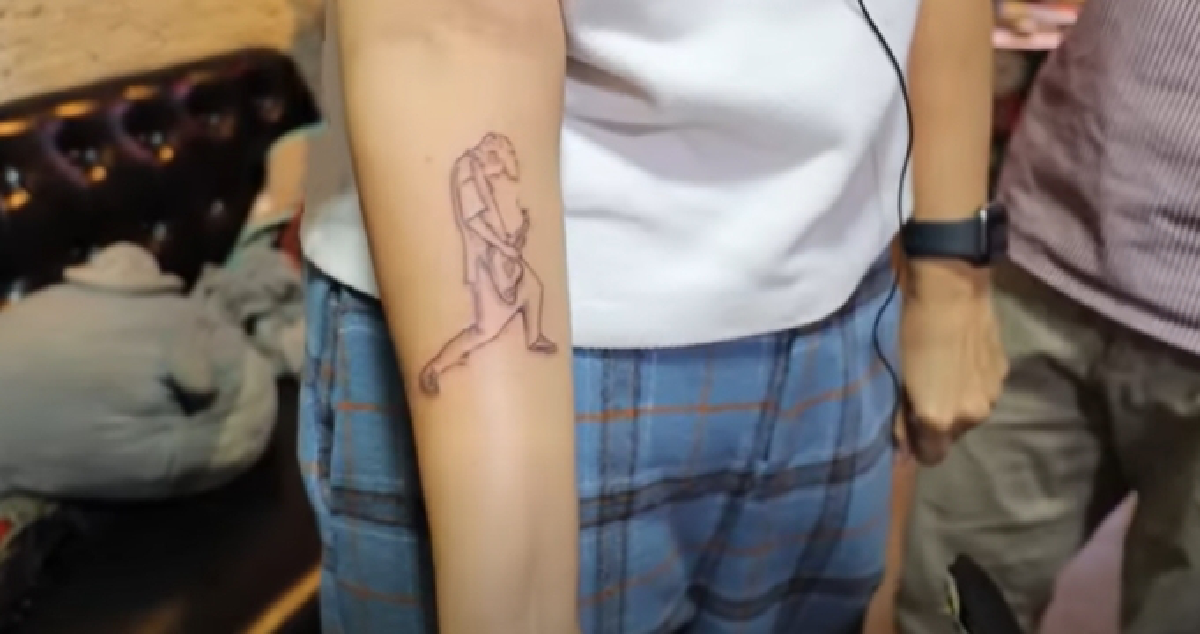 อย่างเฟี้ยว! เก้า จิรายุ พาคุณแม่ก้อย สักแขนครั้งแรกในชีวิตตอนอายุ 52 ปี