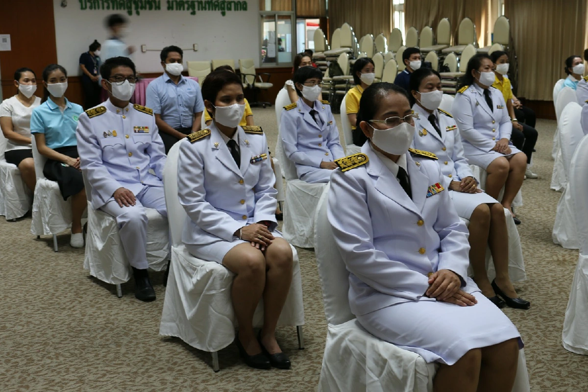 ในหลวง-พระราชินีพระราชทานเครื่องช่วยหายใจรักษาผู้ป่วยโควิด-19