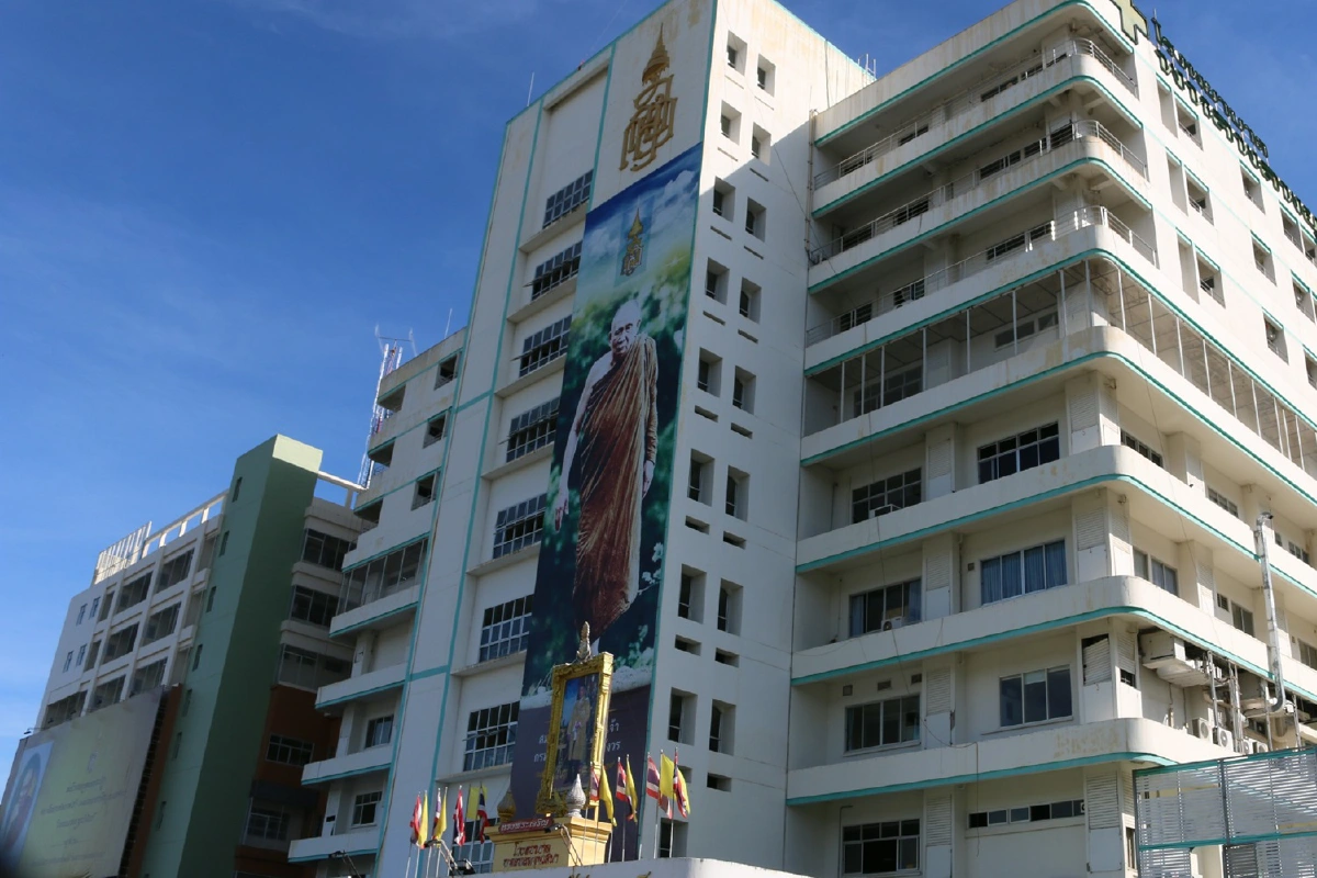 ในหลวง-พระราชินีพระราชทานเครื่องช่วยหายใจรักษาผู้ป่วยโควิด-19