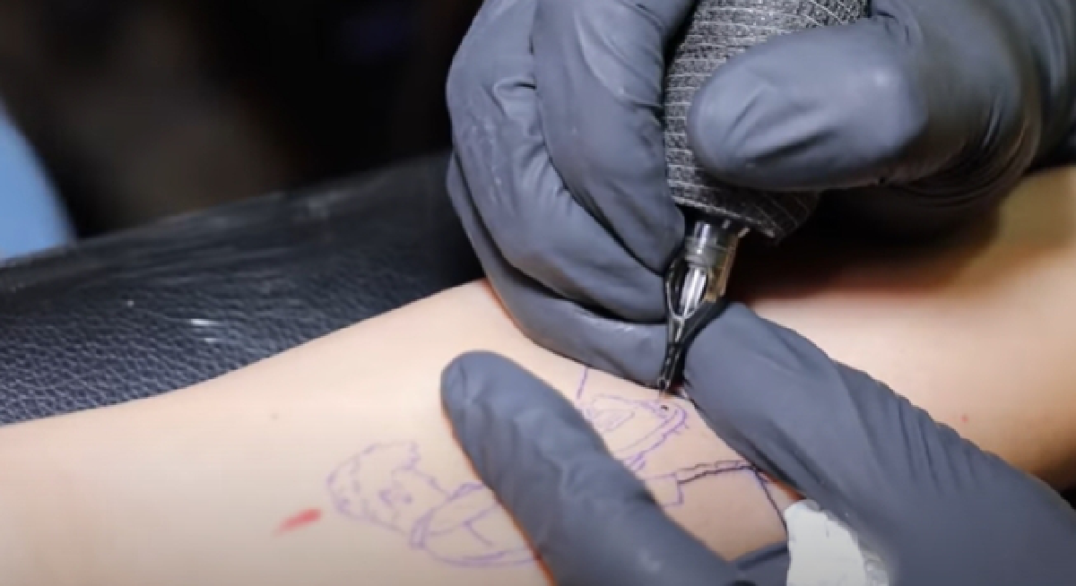 อย่างเฟี้ยว! เก้า จิรายุ พาคุณแม่ก้อย สักแขนครั้งแรกในชีวิตตอนอายุ 52 ปี