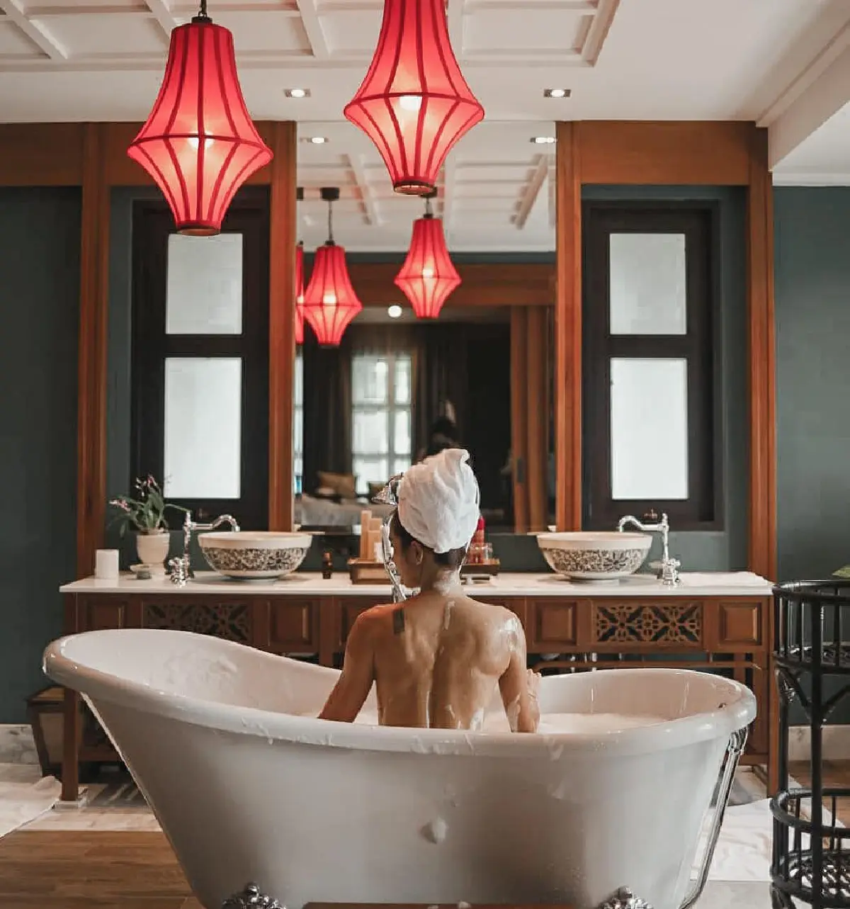 อุ้ม ลักขณา เปลือยกายแช่น้ำในอ่าง โชว์แผ่นหลังแซ่บสตรอง