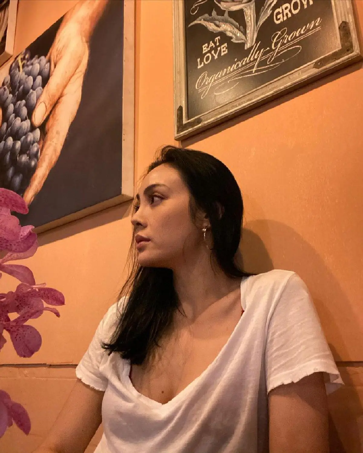 ตั๊ก บงกช กับลุคสบายๆเสื้อยืดสีขาวสุดชิล แต่ความเซ็กซี่จัดหนัก