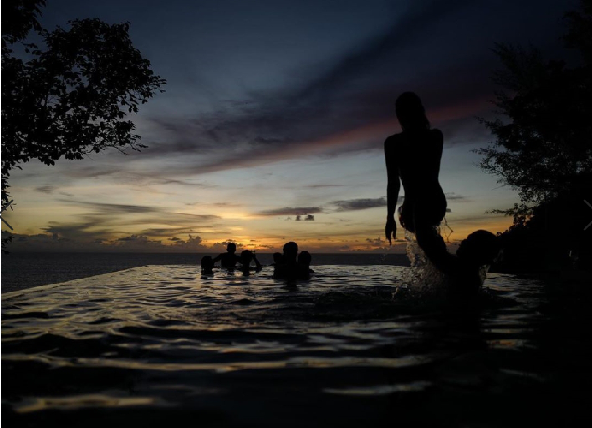 สงกรานต์ ยกตัว แมท ขึ้นเหนือน้ำโชว์ความสตรองของกล้ามแขน