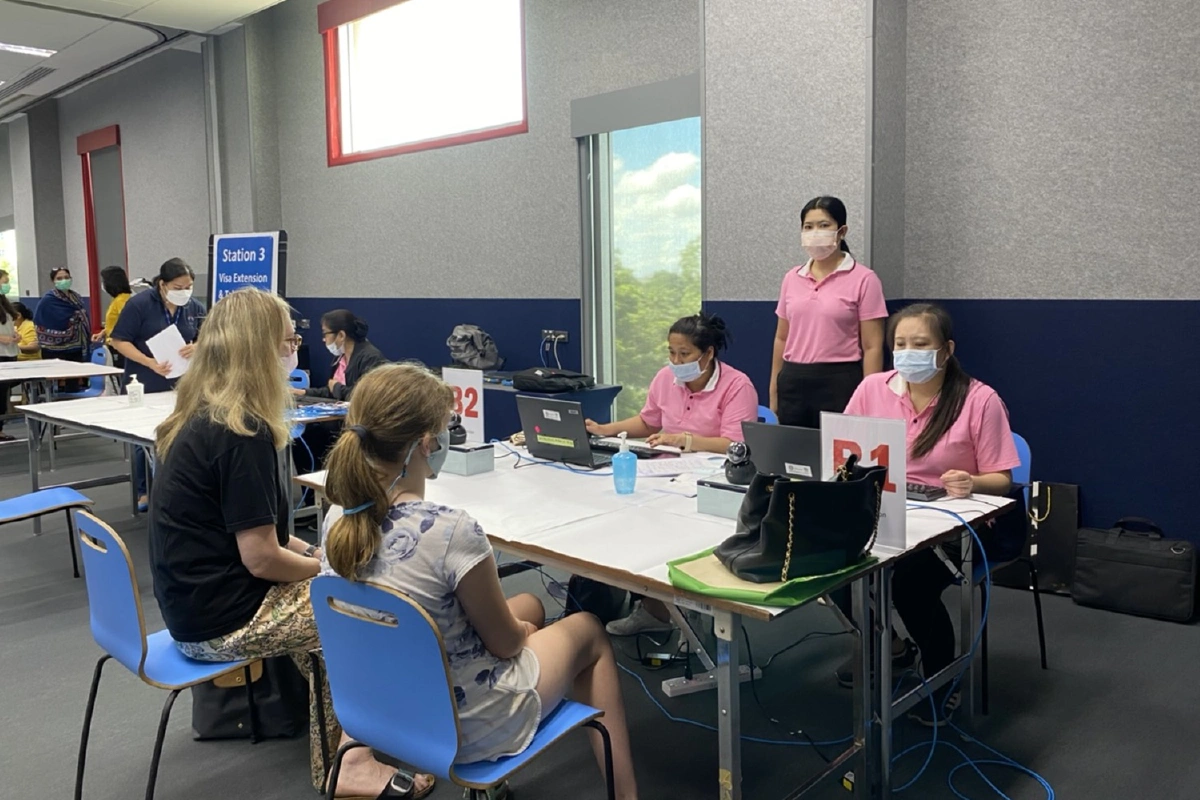 บก.ตม.1ออกหน่วยเคลื่อนที่วันหยุดบริการต่างชาติขออยู่ต่อในไทย