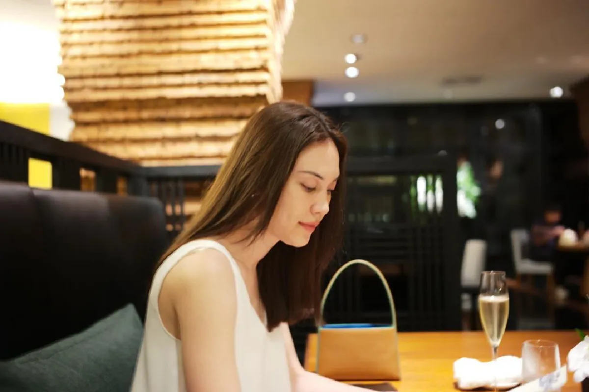 สงกรานต์ ยกตัว แมท ขึ้นเหนือน้ำโชว์ความสตรองของกล้ามแขน