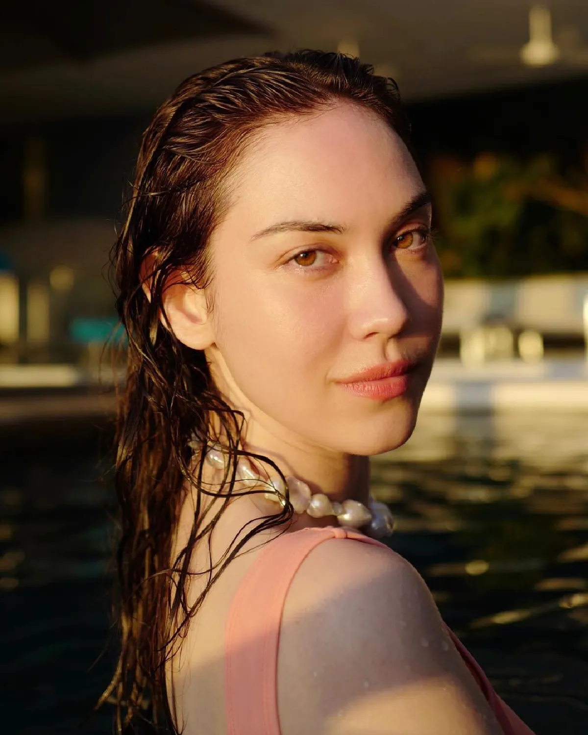 สงกรานต์ ยกตัว แมท ขึ้นเหนือน้ำโชว์ความสตรองของกล้ามแขน