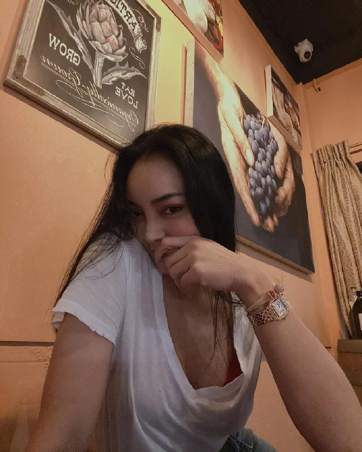 ตั๊ก บงกช กับลุคสบายๆเสื้อยืดสีขาวสุดชิล แต่ความเซ็กซี่จัดหนัก