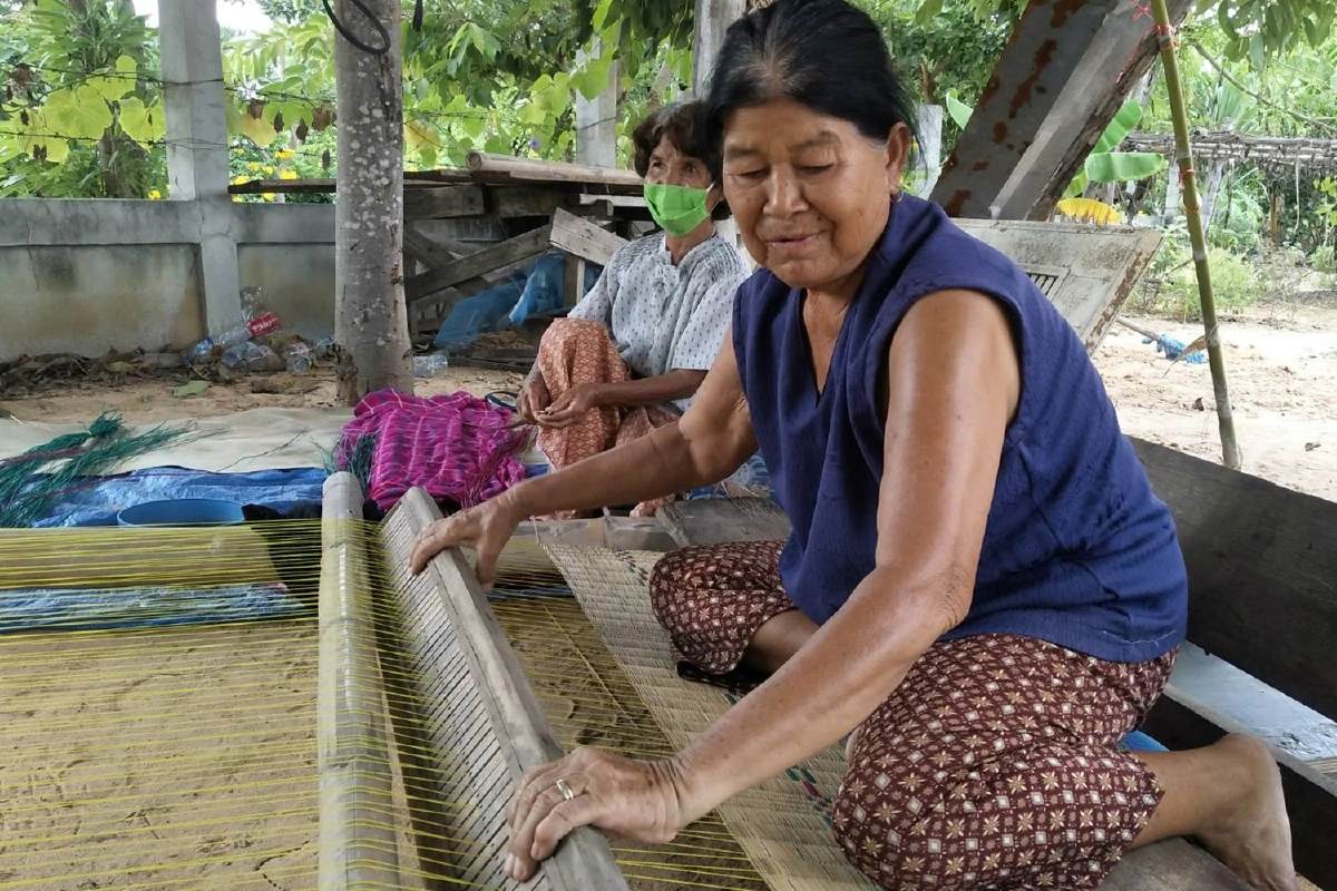 สู้วิกฤตเศรษฐกิจ ! คุณยายวัย73ทอเสื่อกกขายสร้างรายได้เลี้ยงตัวเอง