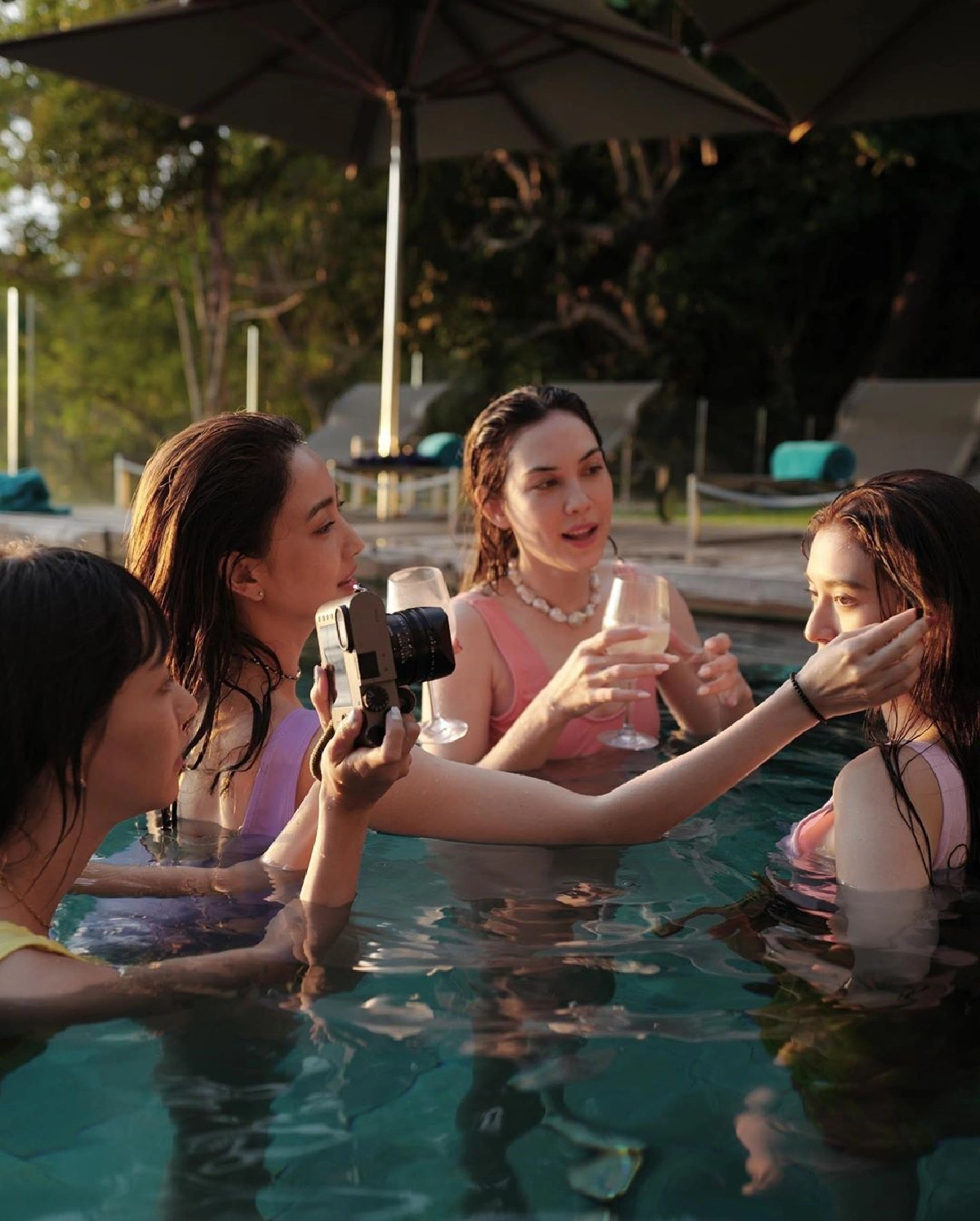 สงกรานต์ ยกตัว แมท ขึ้นเหนือน้ำโชว์ความสตรองของกล้ามแขน