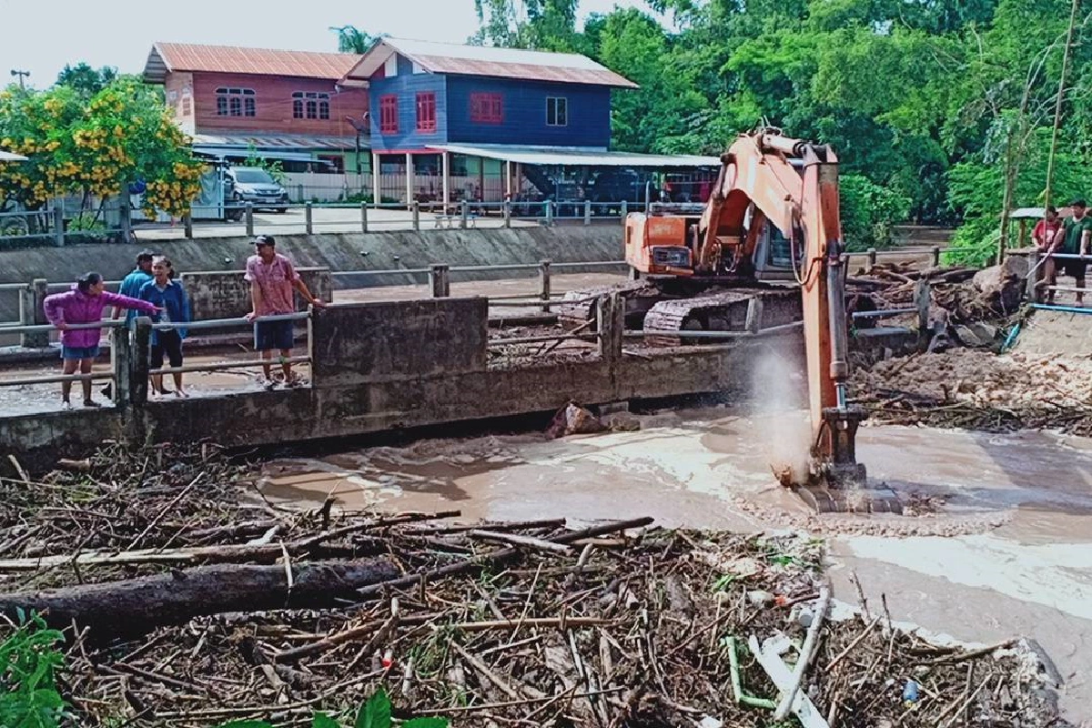 หล่มสักอ่วม! ฝนตกหนัก น้ำป่าพัดเศษไม้อุดตันคอสะพาน 