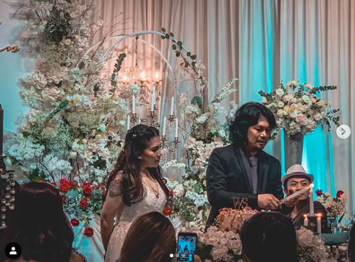 เก็บตกบรรยากาศงานแต่ง "เสก-กานต์" เรียบง่าย อบอุ่น และมีความสุข