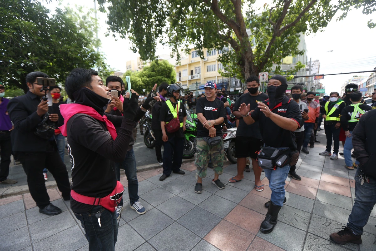 จยย.ทั่วกรุงกว่า 500 คันบุกศาลาว่าการกทม.ทวงสัญญา"อัศวิน"