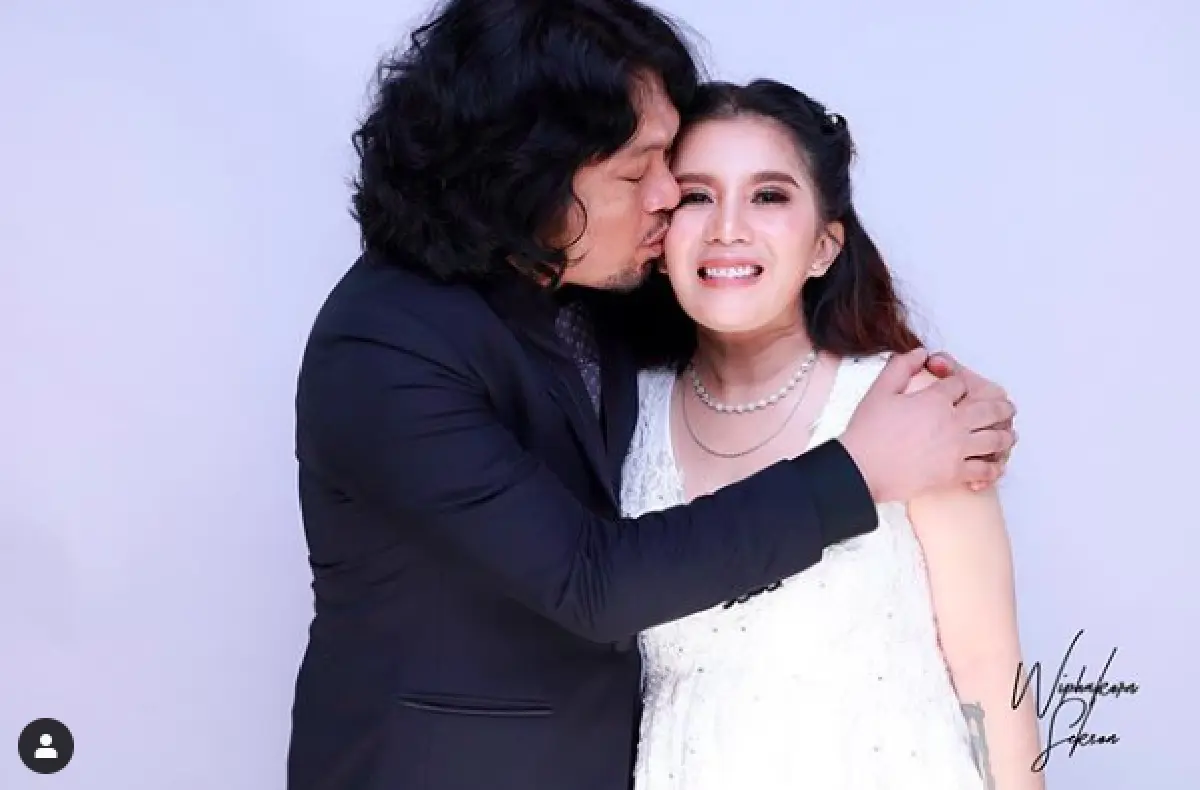 เก็บตกบรรยากาศงานแต่ง "เสก-กานต์" เรียบง่าย อบอุ่น และมีความสุข