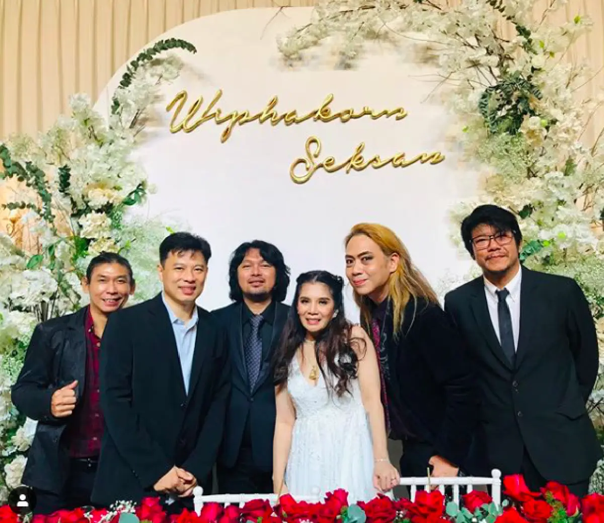 เก็บตกบรรยากาศงานแต่ง "เสก-กานต์" เรียบง่าย อบอุ่น และมีความสุข