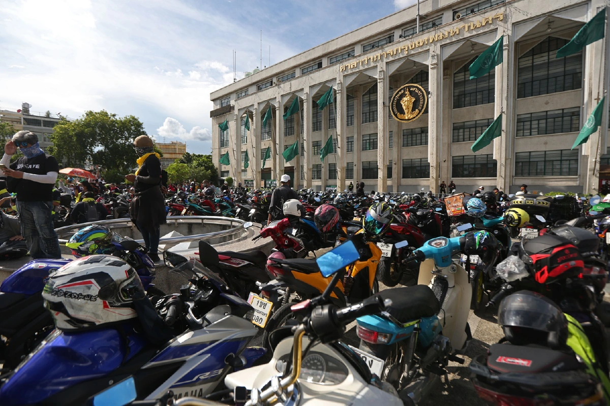 จยย.ทั่วกรุงกว่า 500 คันบุกศาลาว่าการกทม.ทวงสัญญา"อัศวิน"